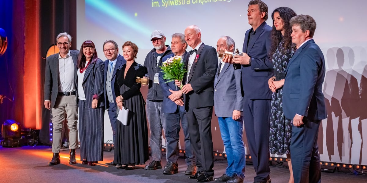 Laureaci, prowadzący i goście Festiwalu Reżyserii Filmowej i Aktorstwa Filmowego na scenie we Wrocławskim Centrum Kongresowym