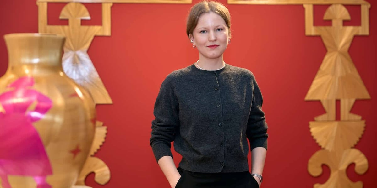 Na zdjęciu Ala Savashevich przed swoją pracą „Na głowach, na rękach, na nogach” 