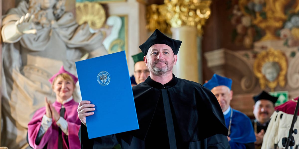 Serhij Żadan z tytułem doktora honoris causa Uniwersytetu Wrocławskiego, który otrzymał 22 maja