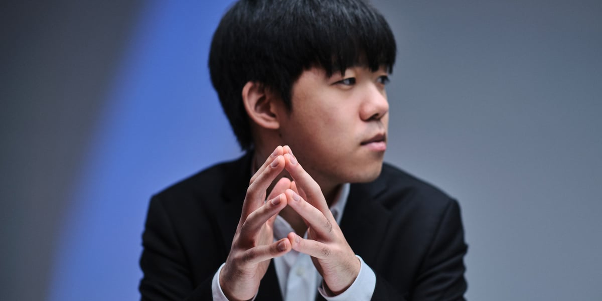 Kevin Chen, pianista. Na zdjęciu młody mężczyzna w marynarce