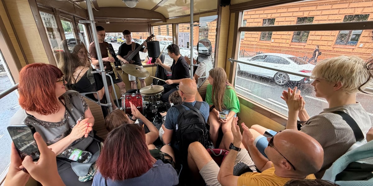 Koncert w tramwaju: zespół gra wewnątrz tramwaju
