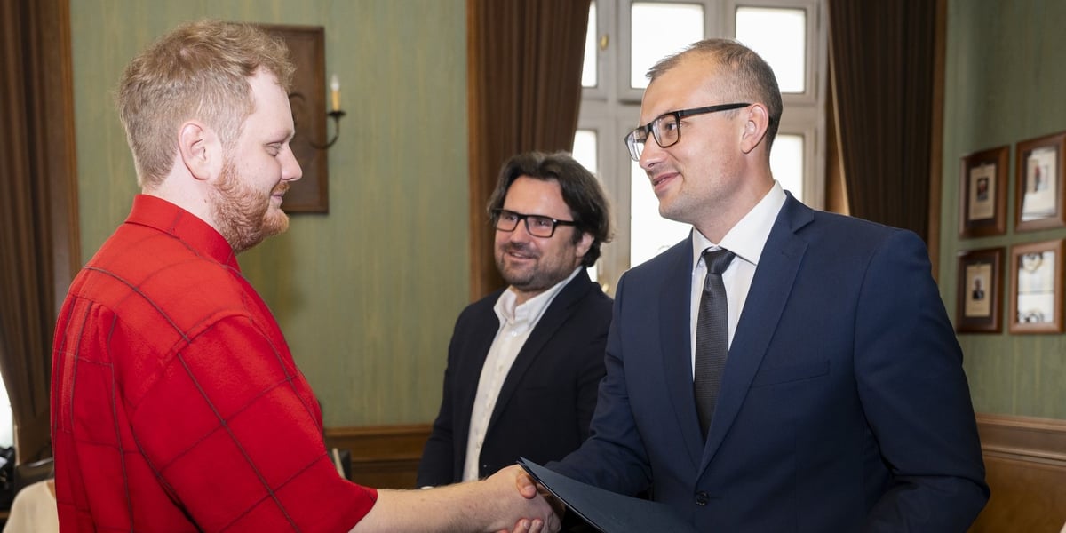 Kolejne stypendia artystyczne prezydenta Wrocławia przyznane. Na zdjęciu od lewej Maciej Michaluk, kompozytor, Jarosław Perduta, dyrektor Departamentu Kultury i Sportu oraz Mateusz Żak, wiceprezydent Wrocławia