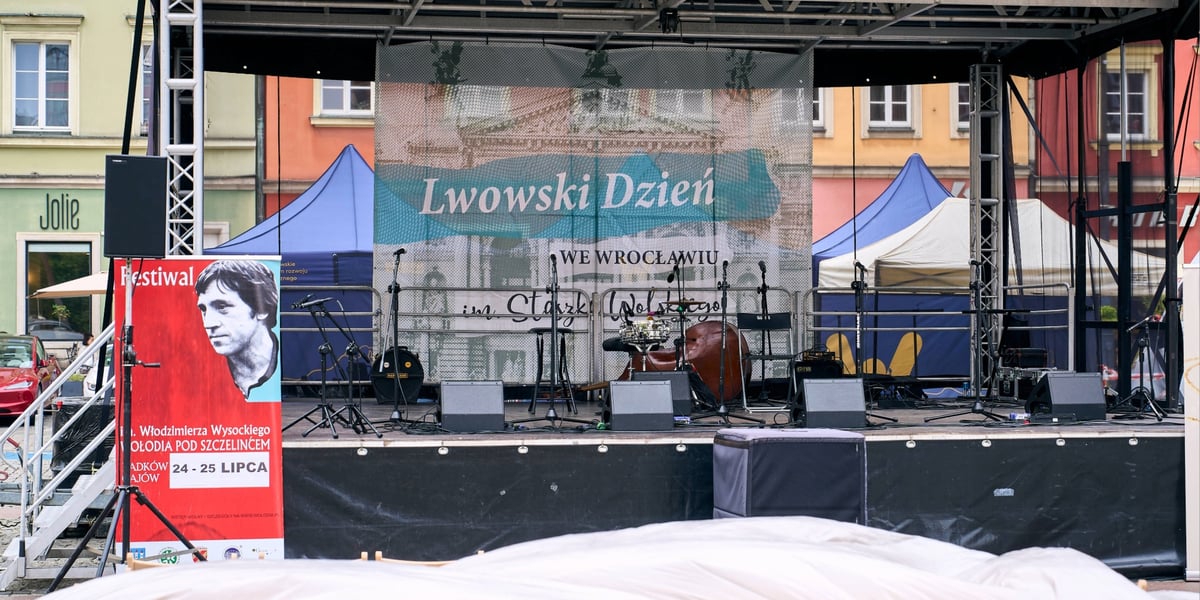 Scena na Placu Solnym, na której o godz. 18:00 odbędzie się koncert