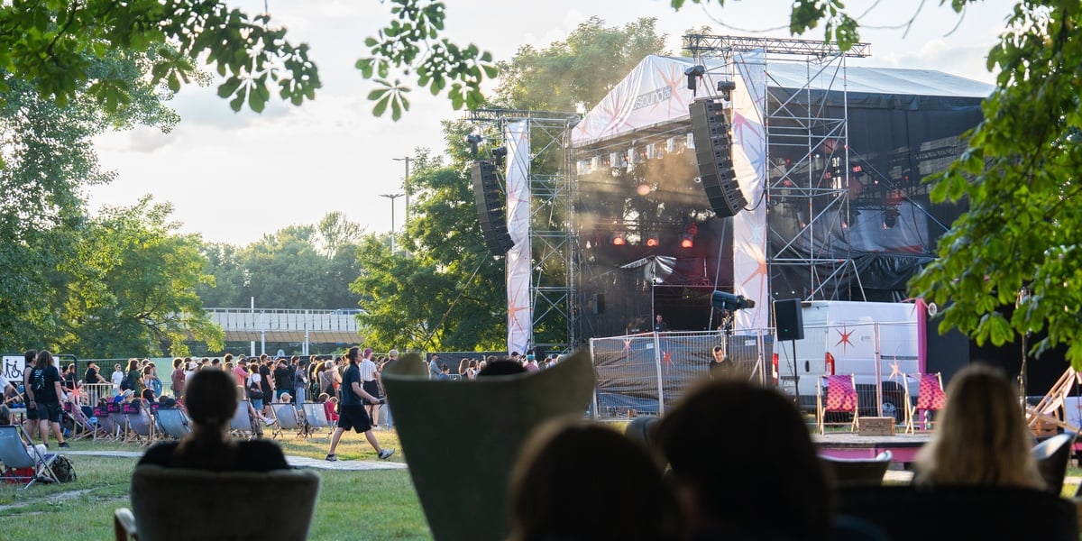 Drugi dzień koncertów Festiwal WROSound 2026 na ul. Mazowieckiej. Na zdjęciu scena plenerowa i ludzie siedzący na leżakach