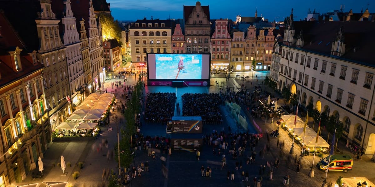 Kino plenerowe w Rynku w ramach festiwalu Tauron Nowe Horyzonty. Widok z drona.