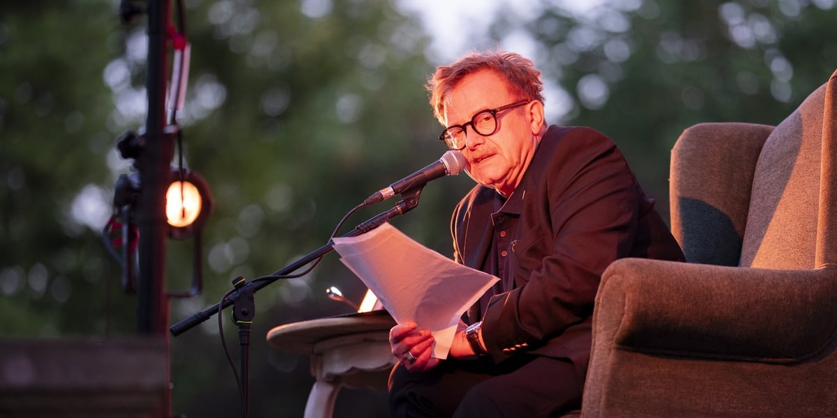W ogrodzie Wrocławskiego Teatru Pantomimy Olaf Lubaszenko czytał „Rok, w którym nie umarłem” Mikołaja Grynberga
