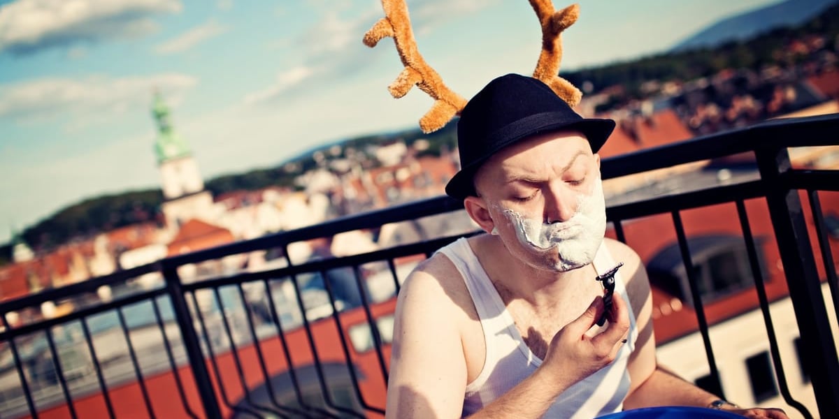 Golący się mężczyzna, w kapeluszu z rogami, z zespołu Leniwiec