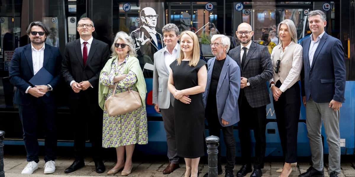 Na zdjęciu uczestnicy uroczystości nadania imienia Andrzeja Markowskiego tramwajowi MPK