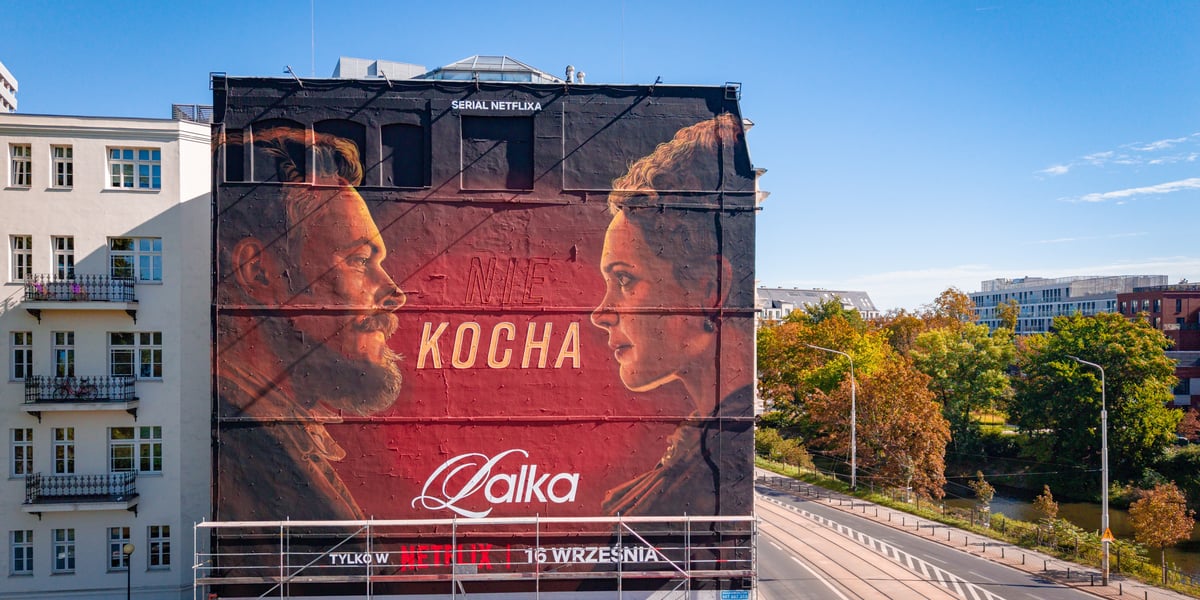 Mural serialowej Lalki na Placu Jana Pawła II we Wrocławiu. Są na nim twarze Izabeli Łęckiej i Stanisława Wokulskiego, pomiędzy nimi napis NIE KOCHA