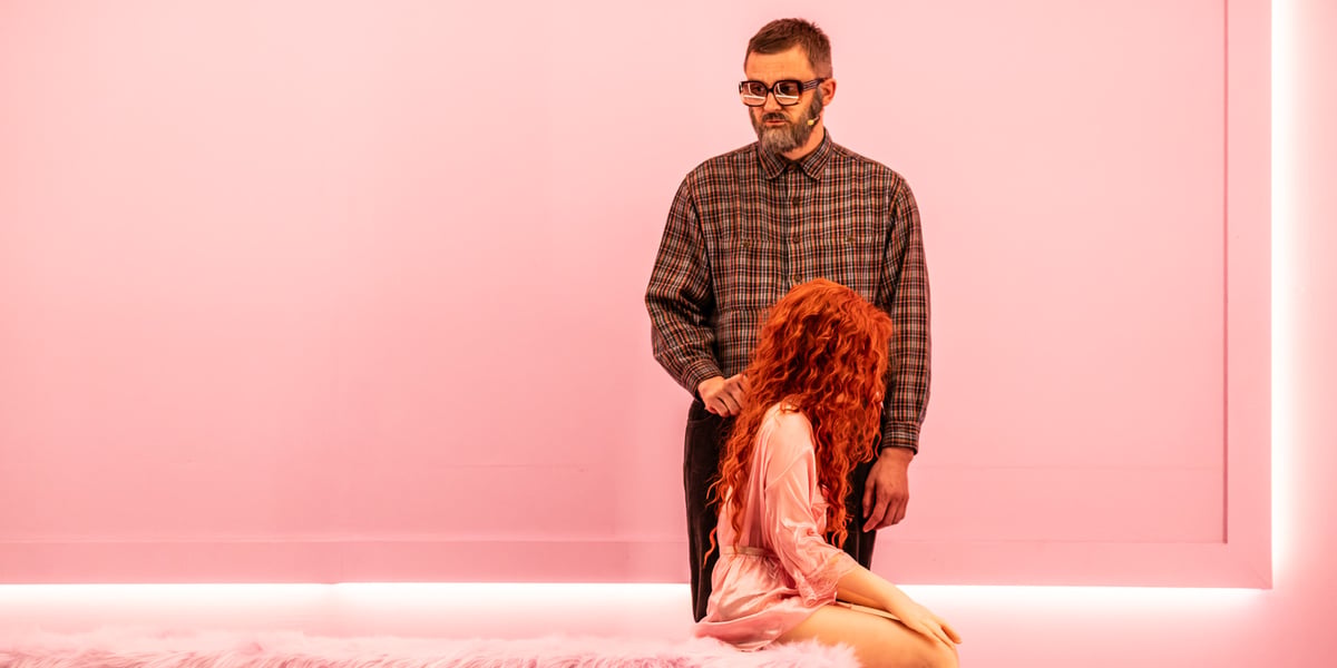 Aktor stojący za aktorką-robotem podczas próby do premiery „Deus sex machina. Czy roboty nas pokochają?” we Wrocławskim Teatrze Współczesnym