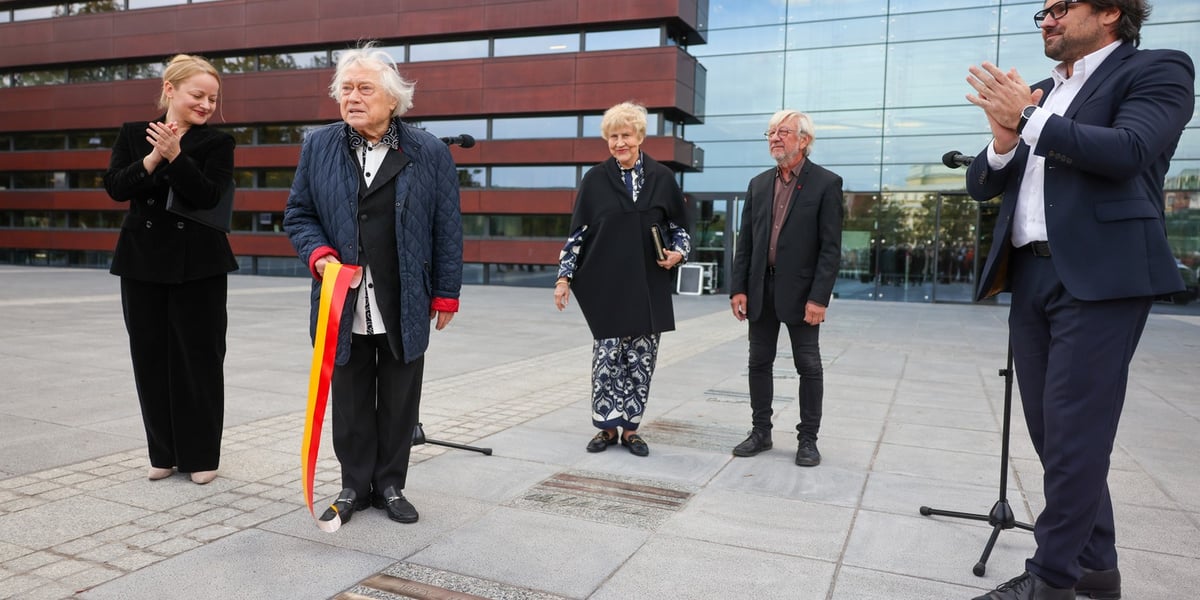 na zdjęciu Maestro Jerzy Maksymiuk przed NFM, z jego lewej strony dyrektor NFM Olga Humeńczuk, z prawej strony żona Ewa Maksymiuk, dyrektor festiwalu Wratislavia Cantans Andrzej Kosendiak i Jarosław Perduta, dyrektor Departamentu Kultury i Sportu UM Wrocławia