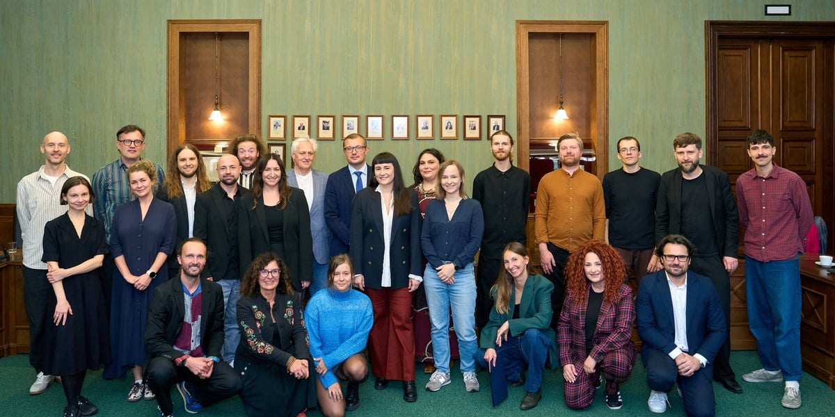 Na zdjęciu laureaci pilotażowej edycji Wrocławskich Wydawnictw Muzycznych z wiceprezydentem Mateuszem Żakiem i Jarosławem Perdutą, dyrektorem Departamentu Kultury i Sportu