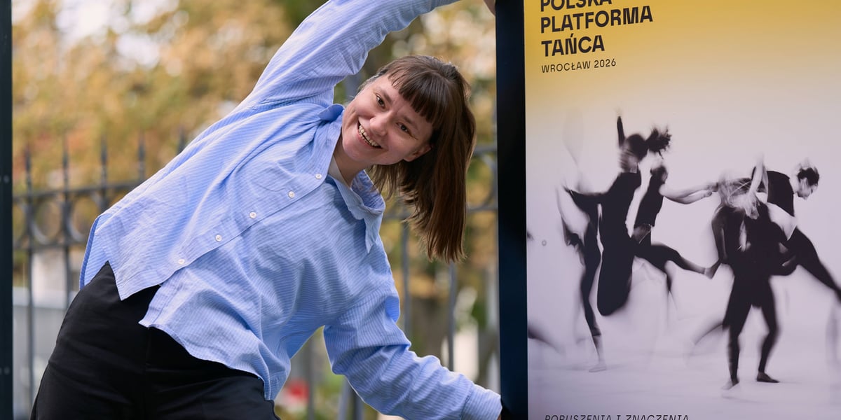 Na zdjęciu tancerka i choreografka wrocławska Natalia Drozd przed wejściem do Piekarni Żywej Kultury
