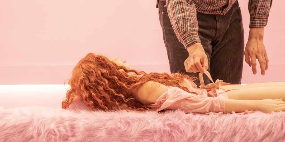 Sekslalka leżąca na łóżku i ręce aktora, zdjęcie ze spektaklu "Deus sex machina" we Wrocławskim Teatrze Współczesnym, wrzesień 2026