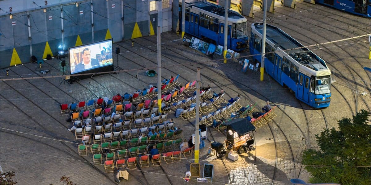 Kino pod chmurką w zajezdni Ołbin, widok z drona. Wrocław, 18.09.2026