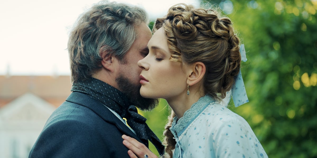 Kadr z serialu „Lalka” Netflixa. Na zdjęciu aktorzy Sandra Drzymalska (Izabela Łęcka) i Tomasz Schuchardt (Wokulski) w uścisku.