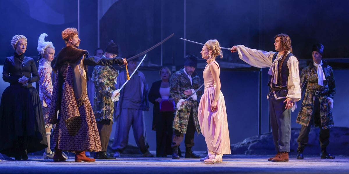 Na pierwszym planie stoją na scenie od lewej: Józef Sosnowski (Albert Pyśk),  Ludwika Sosnowska (Ewa Szlempo-Kruszyńska) i Tadeusz Kościuszko (Rafał Kozok), zdjęcie z próby na Dużej Scenie Capitolu