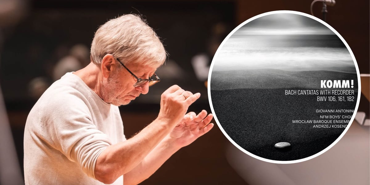 Na dużym zdjęciu Andrzej Kosendiak podczas sesji nagraniowej albumu „Komm!”, na małym zdjęciu w kółku okładka albumu „Komm!” 