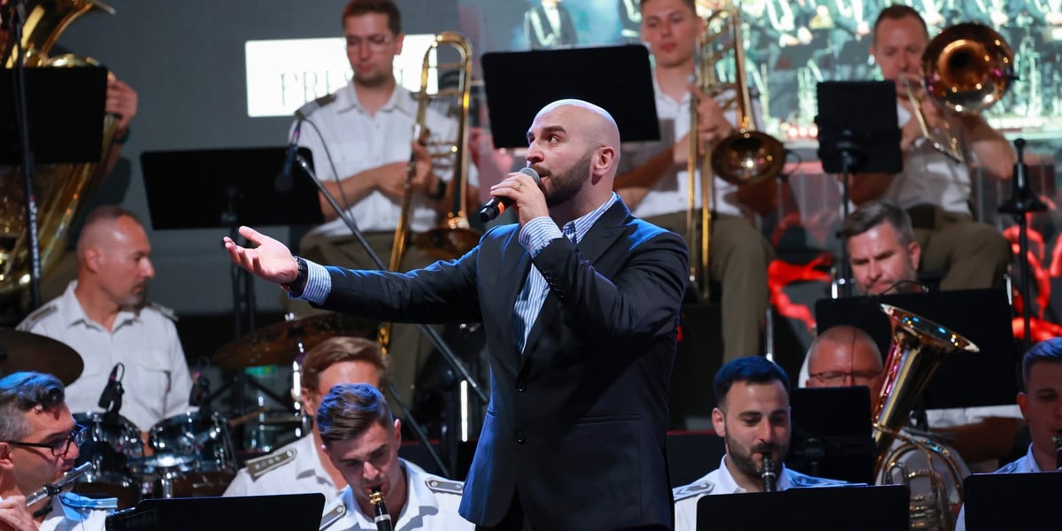 Na zdjęciu koncert Orkiestry Reprezentacyjnej Wojsk Lądowych we Wrocławiu, z mikrofonem  Artur Caturian