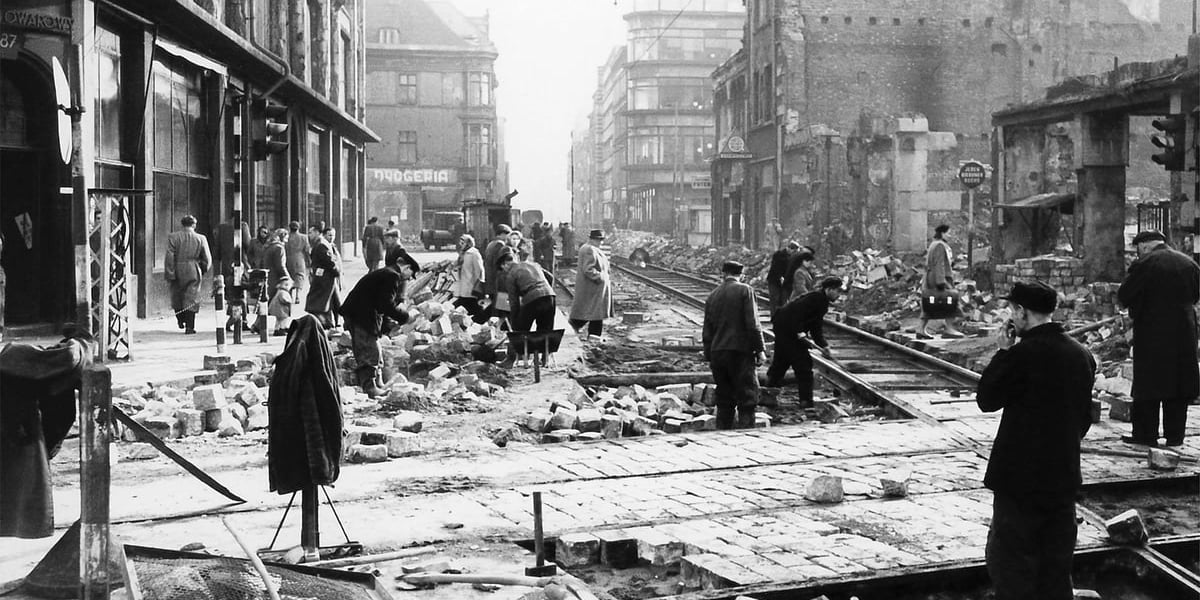 Wrocław, Wlot Świdnickiej i Oławskiej w Rynku, układanie nawierzchni ulic, 1954