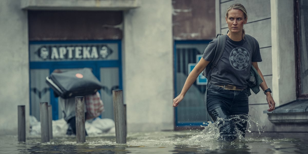Na zdjęciu (kadrze z serialu "Wielka woda") hydrolog Jaśmina Tremer (Agnieszka Żulewska) brnie przez zalaną ulicę 