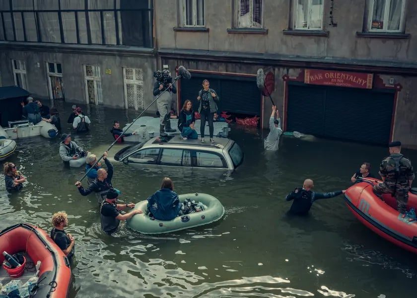 na zdjęciu kadr planu filmowego, zlana ulica, zatopione auta