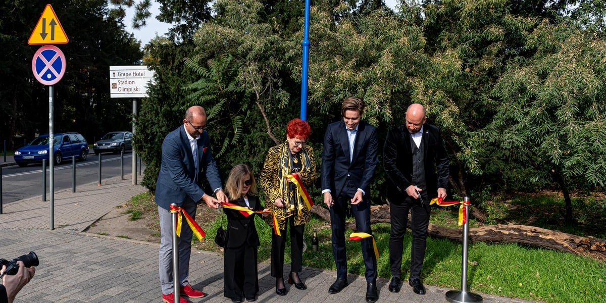 Uroczystego przecięcia wstęgi na skwerze dokonali oprócz Wandy Ziembickiej-Has (na zdjęciu w środku), Jacka Sutryka (pierwszy z prawej) i Roberta Banasiaka (na zdjęciu pierwszy z lewej), też reżyser Tomasz Łysiak (drugi od prawej) – nominowany do Oscara za film „Sukienka” oraz aktorka z „Sukienki” – Anna Dzieduszycka (druga od lewej).