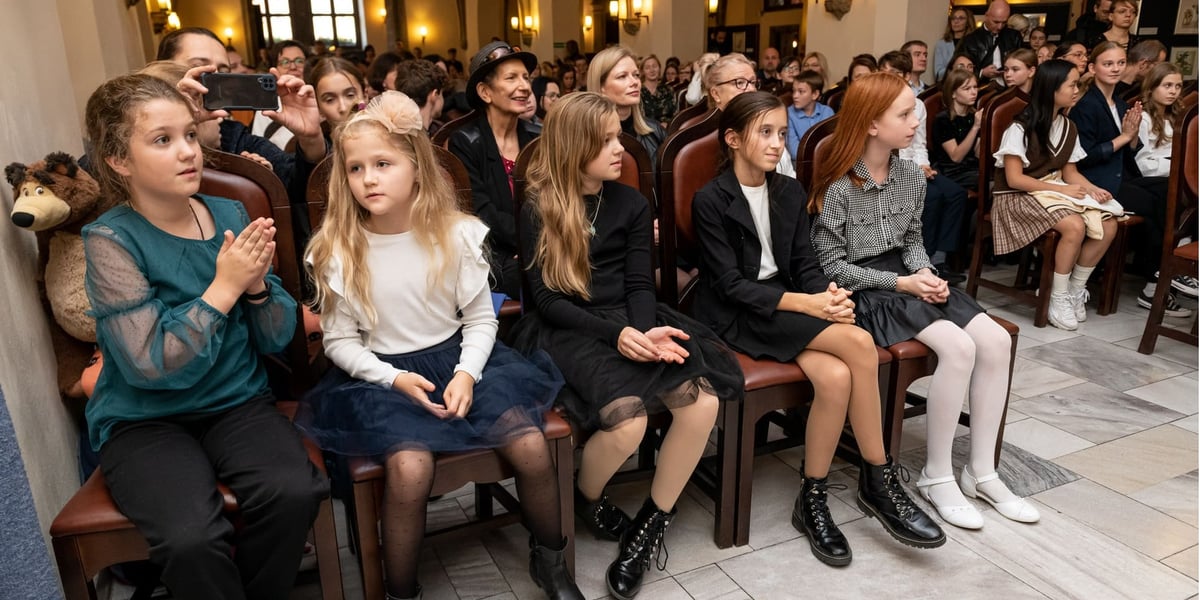Na zdjęciu młodzi wrocławscy artyści w Sali Wielkiej Ratusza we Wrocławiu, podczas uroczystości przyznania stypendiów artystycznych dla młodzieży, 12.10.2022.