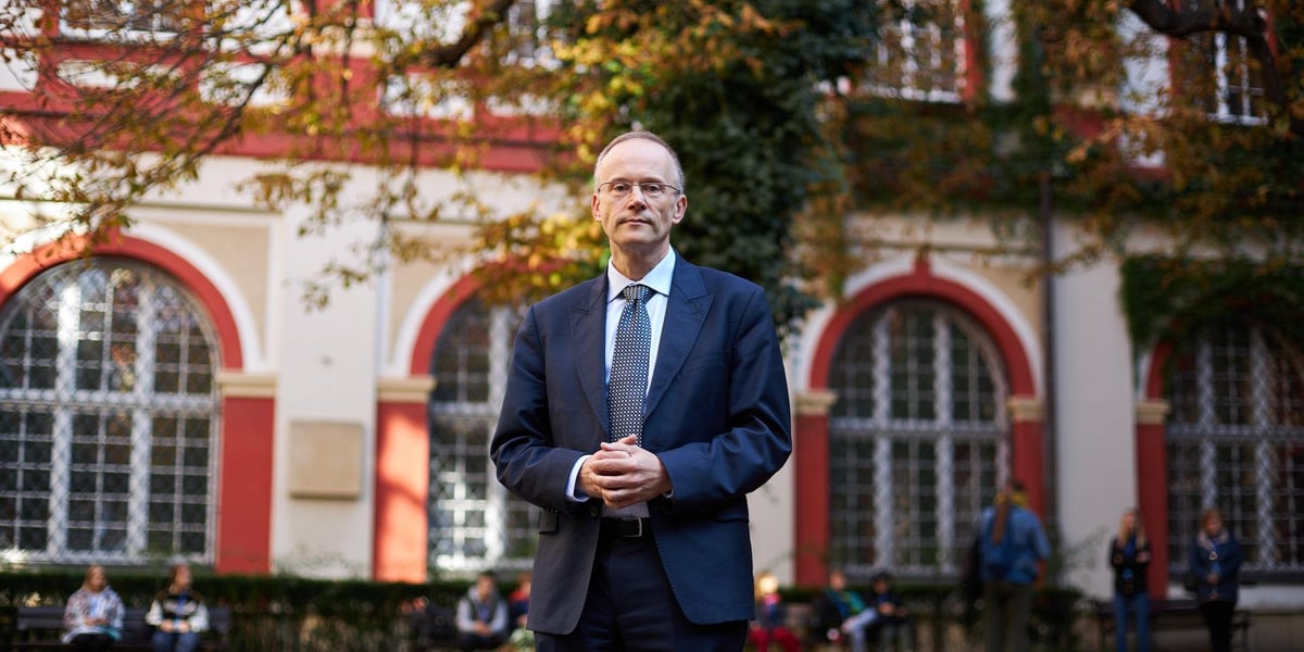 Na zdjęciu: dyrektor Łukasz Kamiński na dziedzińcu Ossolineum