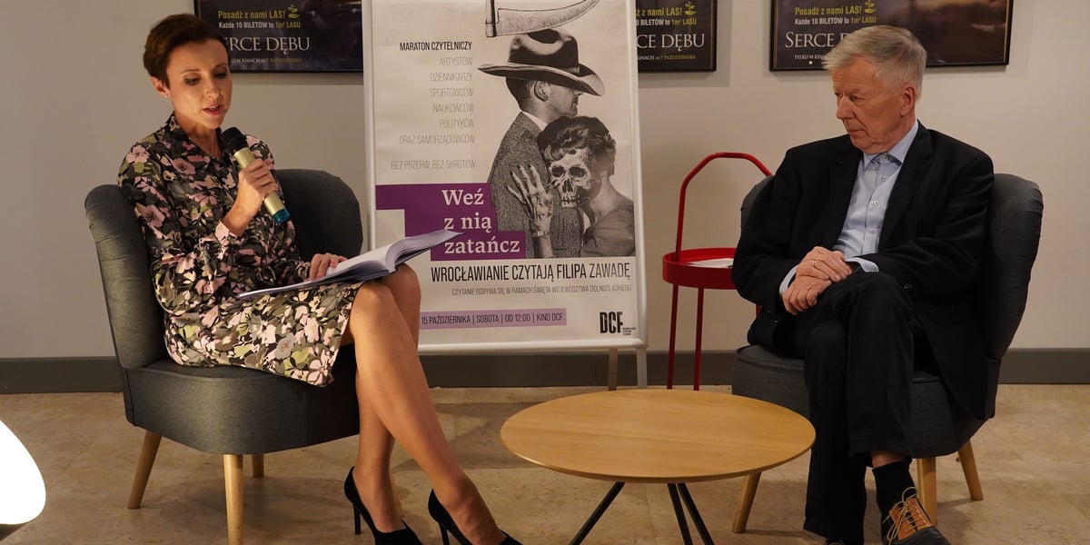 Na zdjęciu prof. Jan Miodek (na zdjęciu po prawej) i dziennikarka Justyna Janus-Konarska, którzy wzięli udział w sobotnim maratonie czytelniczym w DCF