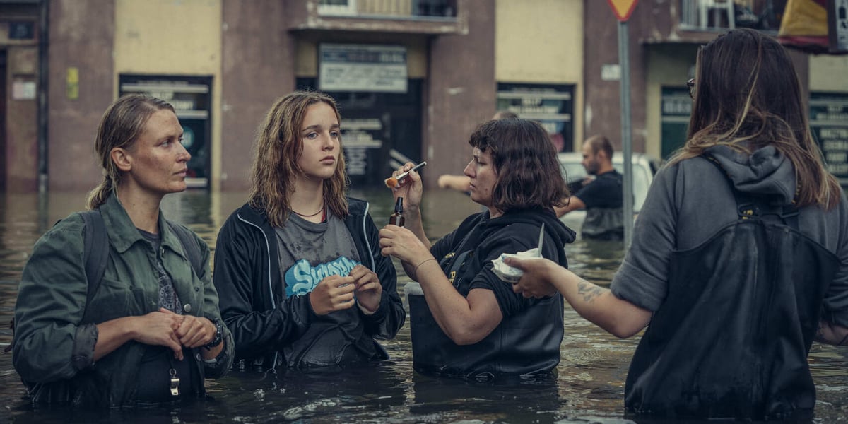 Na zdjęciu aktorki Agnieszka Żulewska (pierwsza od lewej) i Bianka Kot na planie „Wielkiej wody” w kąpielisku Srebrna Góra 