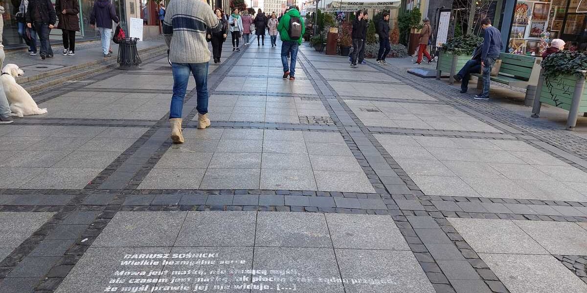Na zdjęciu fragment wiersza napisany na ulicy