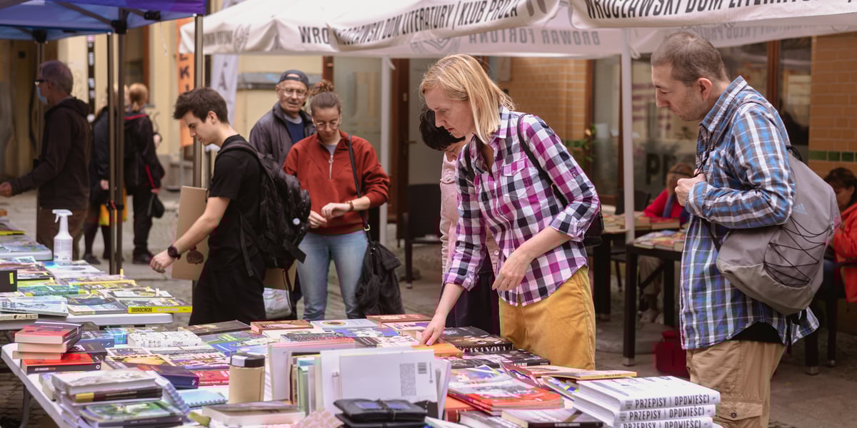 Na zdjęciu stoiska na Bookowisku z poprzednich lat, w tym roku impreza w klubie Proza