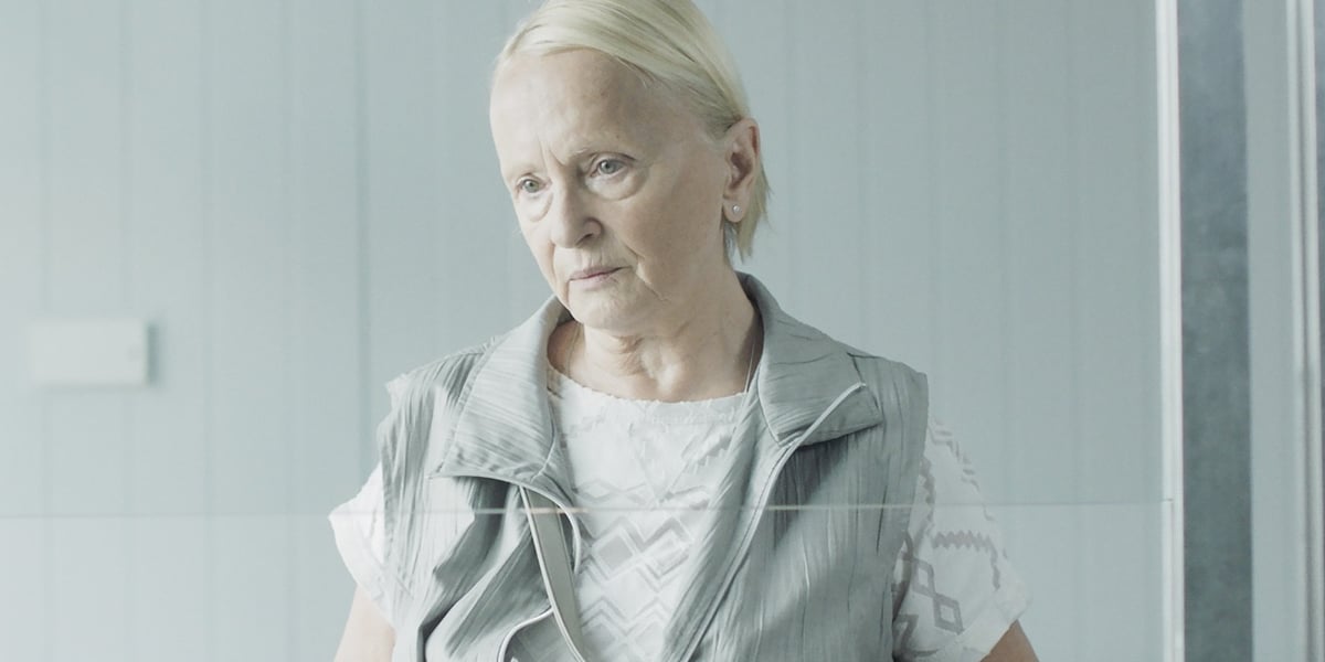 Na zdjęciu kobieta w dojrzałym wieku, główna bohaterka filmu "Kobieta na dachu"