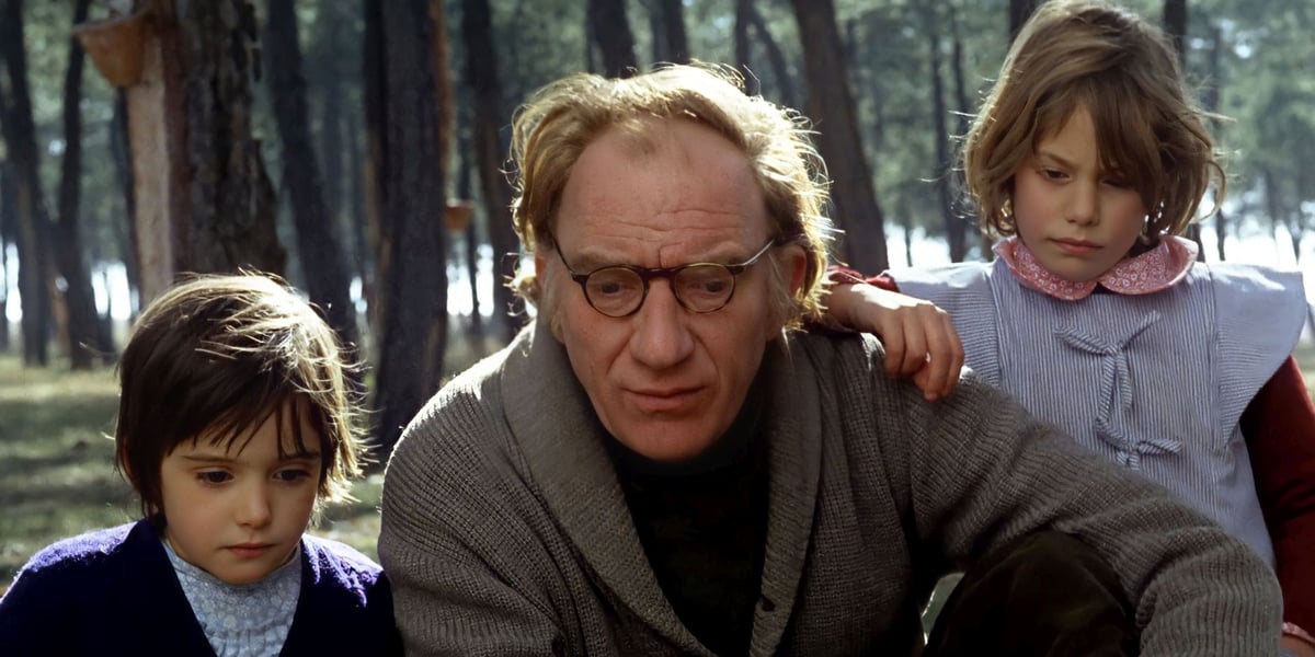 Na zdjęciu kadr z filmu "Duch roju" Victora Erice'a. Bohaterowie filmu 