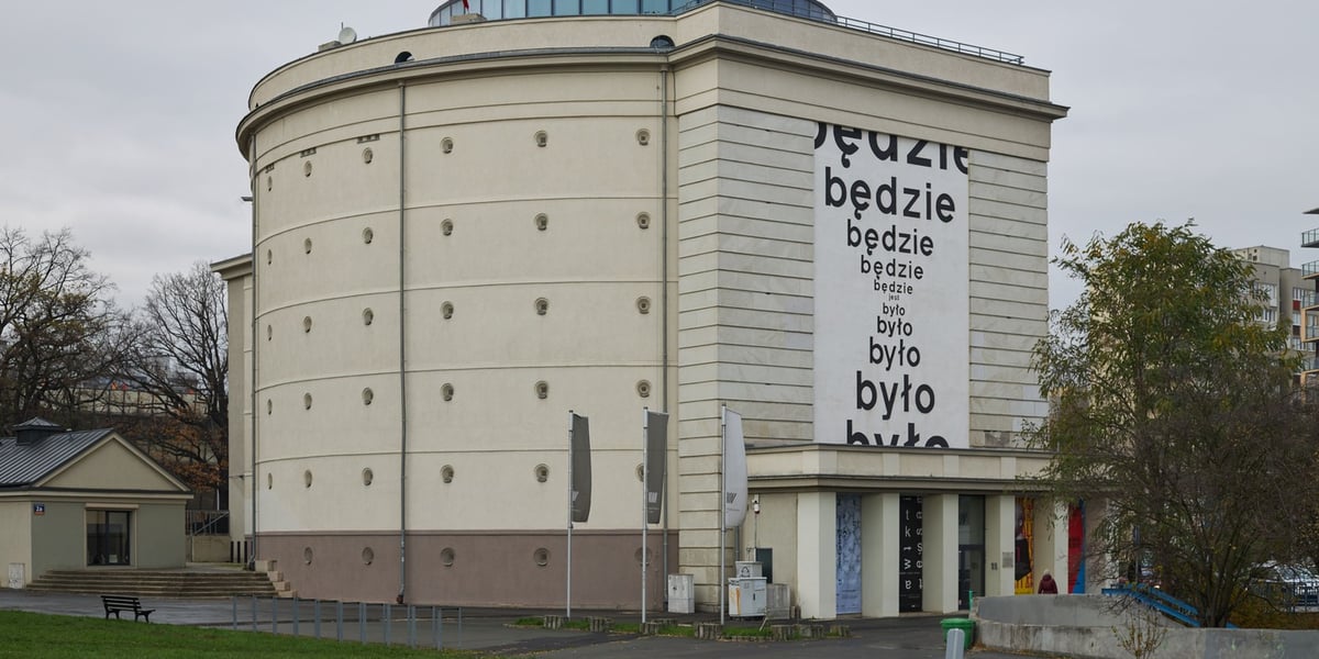 Na zdjęciu budynek Muzeum Współczesnego Wrocław – na fasadzie słynny utwór Stanisława Dróżdża „było jest będzie”