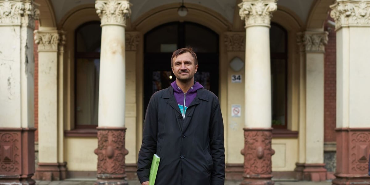 Na zdjęciu Paweł Piotrowicz, autor książki „Wrocławska niezależna scena muzyczna 1990-2000” przed wrocławskim Pałacykiem