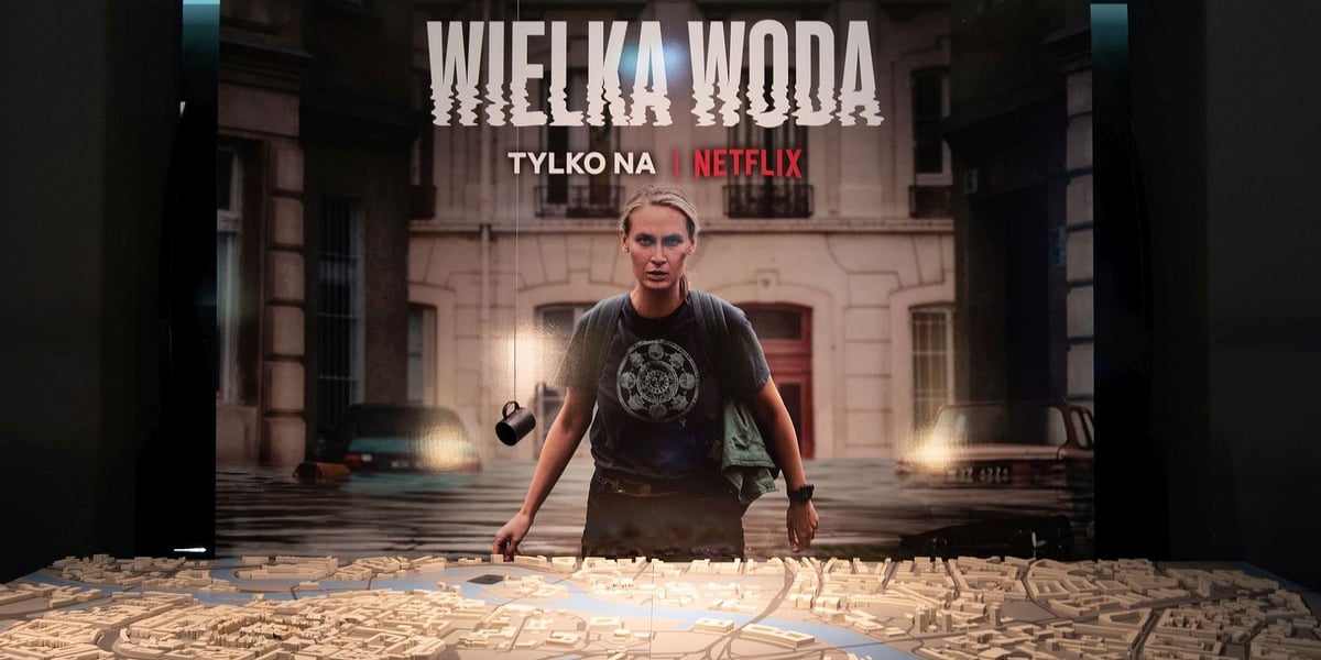 Na zdjęciu makieta Wrocławia z serialu Netflixa "Wielka woda", która znajduje się w Hydropolis. W tle plakat z serialu z aktorką Agnieszką Żulewską.