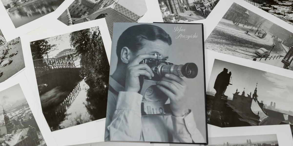 Na zdjęciu rozłożone wydruki fotografii Stefana Arczyńskiego, które znalazły się w teczce wydanej przez Muzeum Miejskie Wrocławia