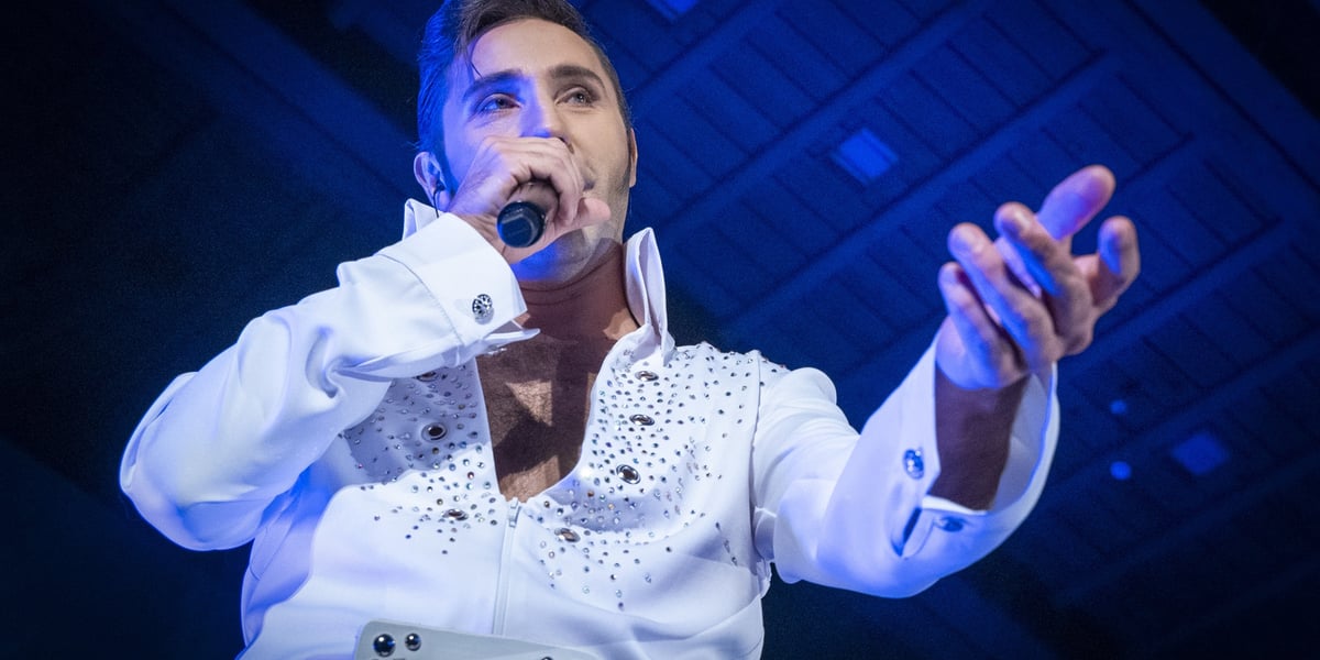Na zdjęciu Maciej Maciejewski, niezapomniany Elvis podczas koncertu Wrocław - Graceland 6 rano