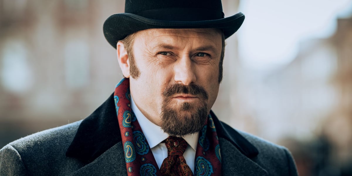 Na zdjęciu Leszek Lichota w roli prof. Wilczura w filmie "Znachor" Netflixa