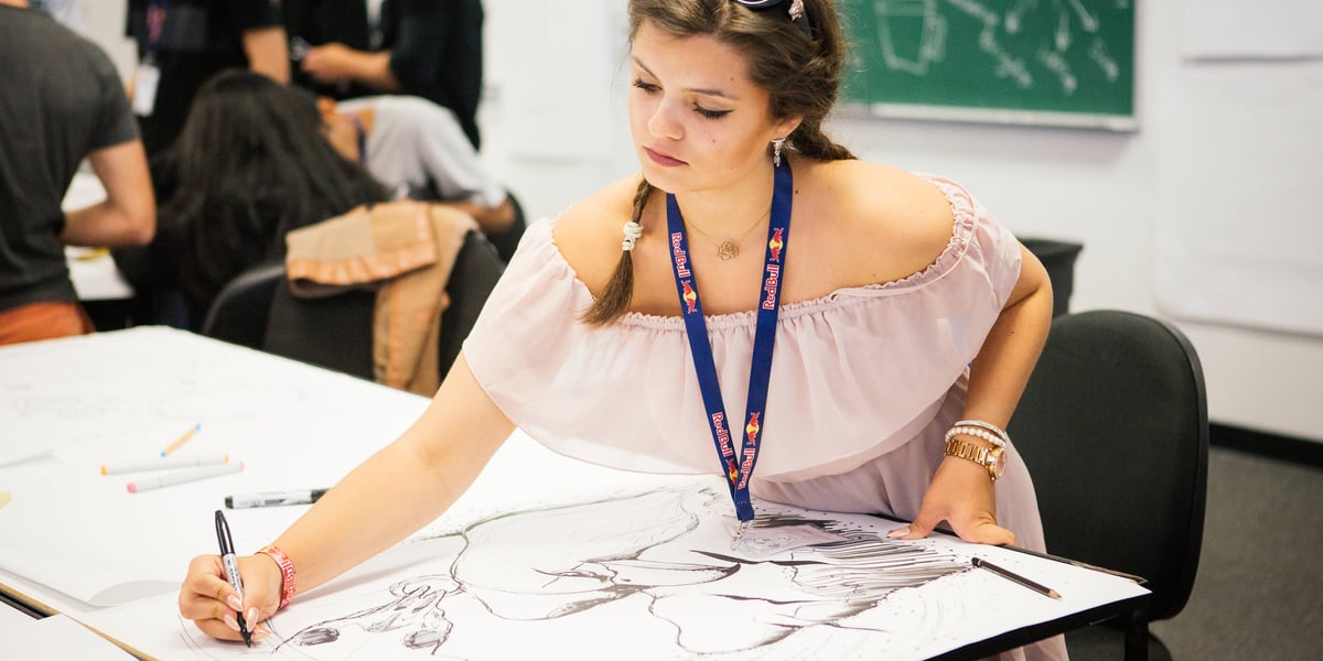 Na zdjęciu: rysująca dziewczyna - uczestniczka konkursu Red Bull Doodle Art