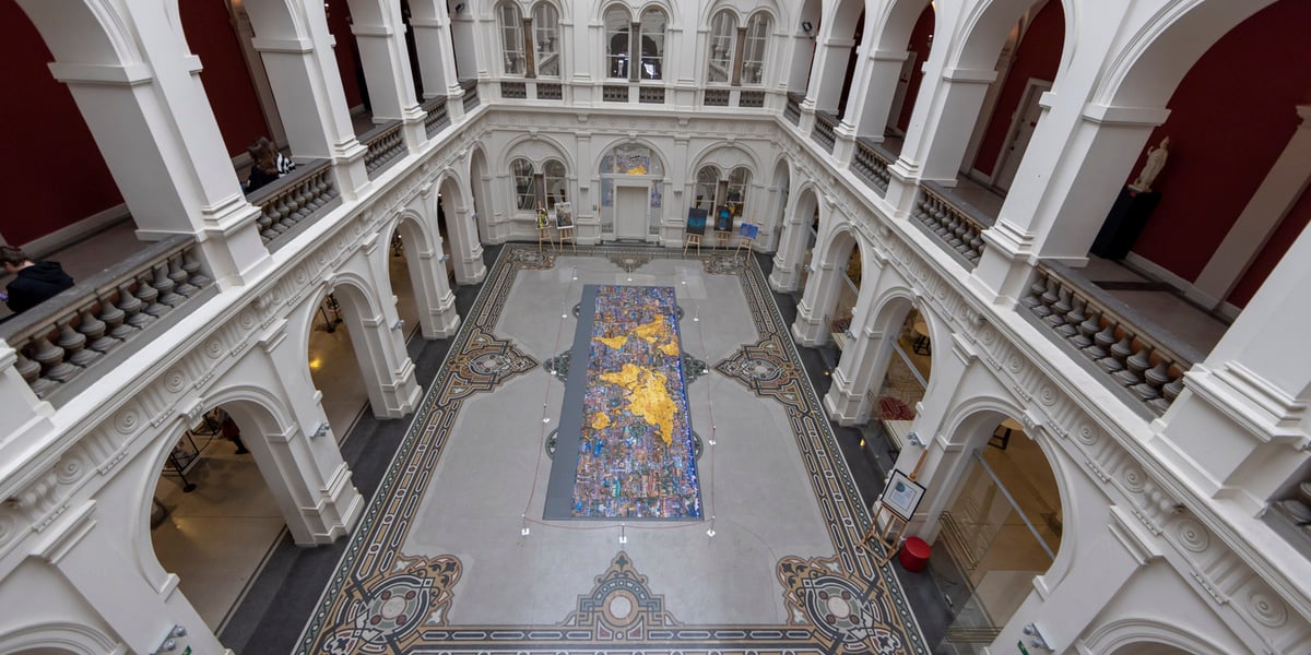 Na zdjęciu mapa świata ułożona z 60 tysięcy puzzli w Muzeum Narodowym we Wrocławiu
