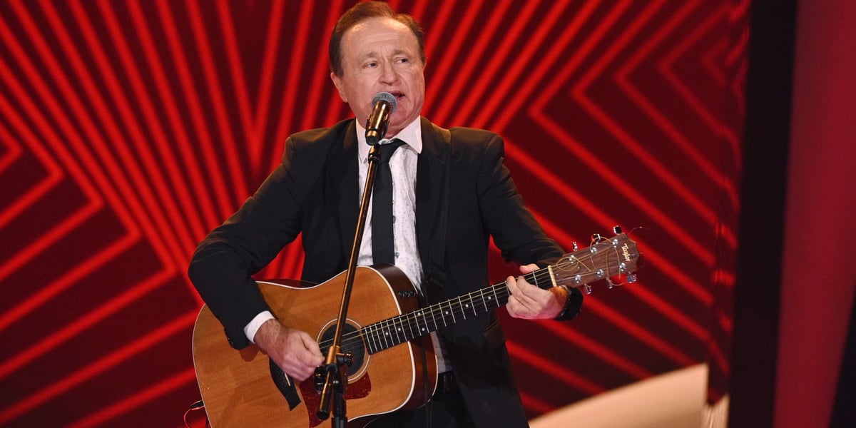 Na zdjęciu Marian Tarnowski z gitarą podczas półfinału "The Voice Senior" w TVP2