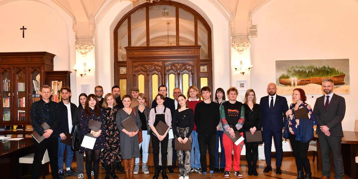 Na zdjęciu stypendyści prezydenta Wrocławia z prezydentem podczas uroczystości w styczniu 2023