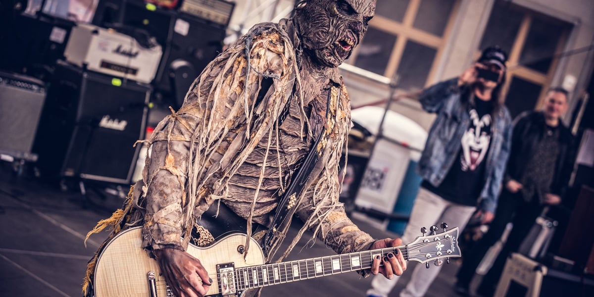 Na zdjęciu Amen, gitarzysta zespołu Lordi, jedna z najoryginalniejszych gwiazd Gitarowego Rekordu w 2019 roku. Mężczyzna jest przebrany za mumię