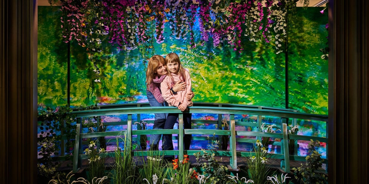 Na zdjęciu: kobieta i dziewczynka pozują do zdjęcia w scenografii zaczerpniętej z obrazu Moneta