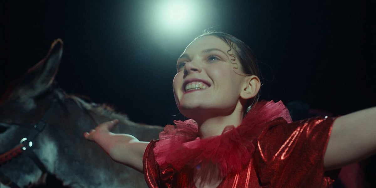Na zdjęciu kadr z filmu "IO": aktorka Sandra Drzymalska i osiołek