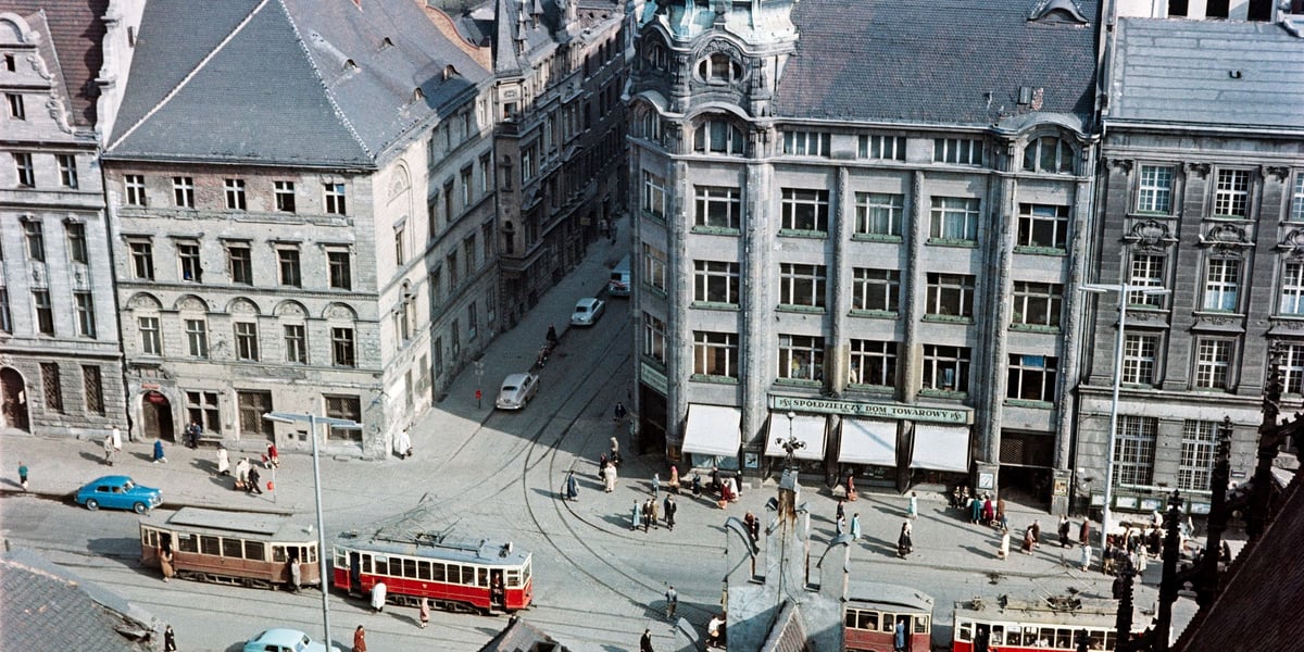 Widok z wieży ratusza na wschodnią stronę Rynku i ulicę Kurzy Targ, około 1960