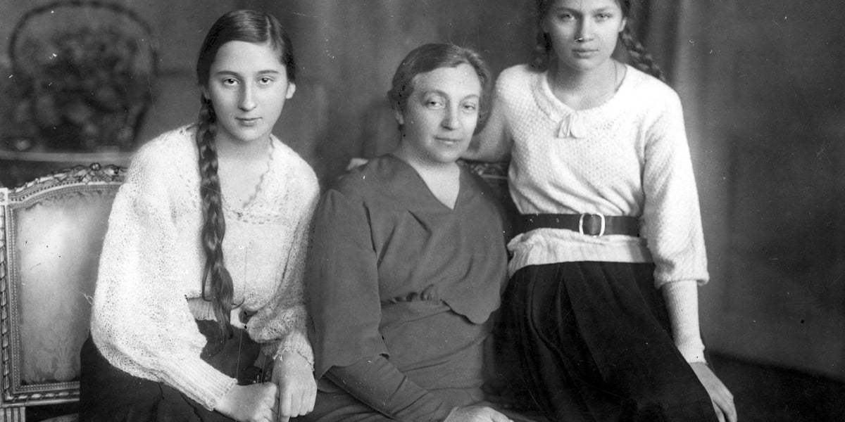Od lewej: Wanda (córka), Aleksandra (matka) i  Jadwiga Piłsudska (córka)